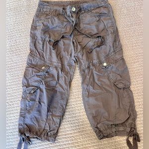 London Jean (VS) Women’s size 6 cargo capri’s. Plum color. VGUC